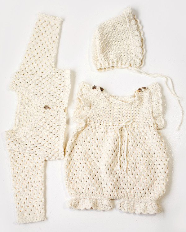 Strikkeoppskrift Babysett Drakt, bolero og kyse