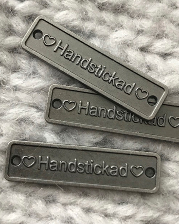 Platta metall Handstickad