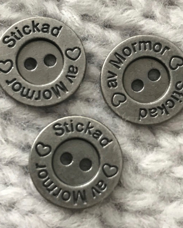 Metallknapp Stickad av Mormor 15 mm
