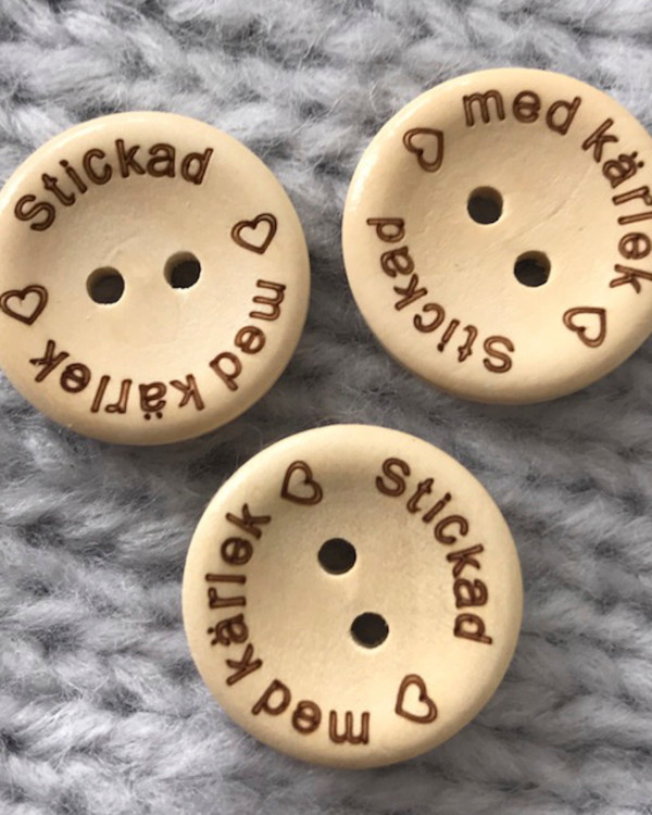Träknapp Stickad med Kärlek 20 mm