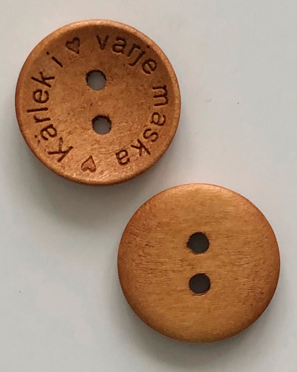 Träknapp Kärlek i varje maska 18 mm ljusbrun