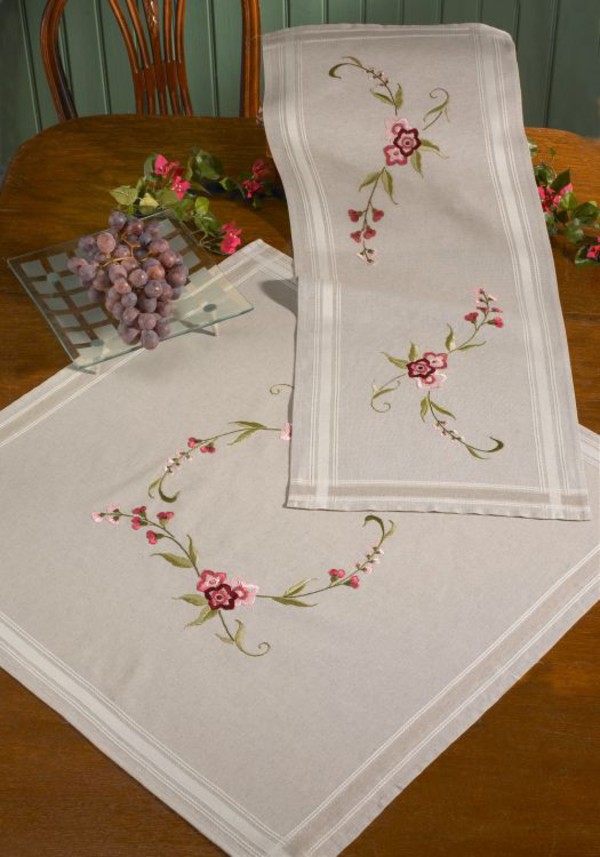 Broderikit Löpare Blommor på grön kvist