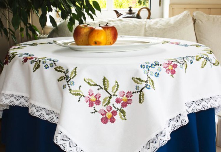 Duk Påtegnet blomsterranke