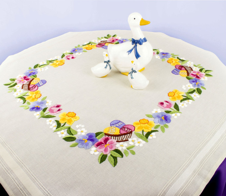 Broderikit Duk Påskägg bland blommor