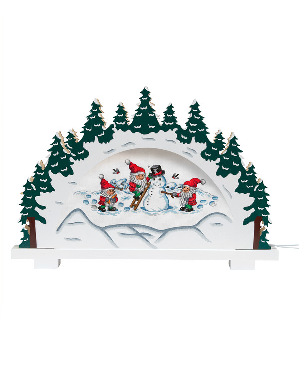 Broderi Nissen bygger snømann