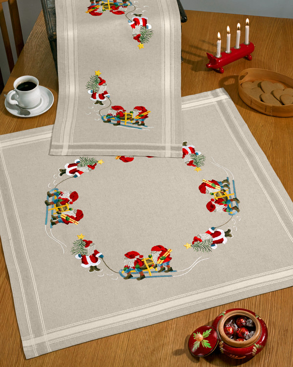 Mitteldecke Weihnachtsmann mit Wichteln mit oder ohne Garn