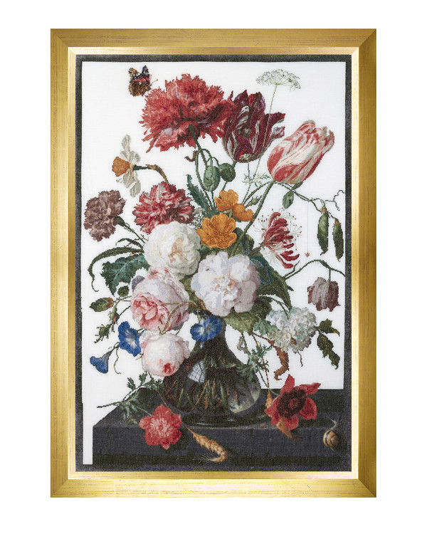 Bilde Stilleben med blomster i glassvase på hvitt